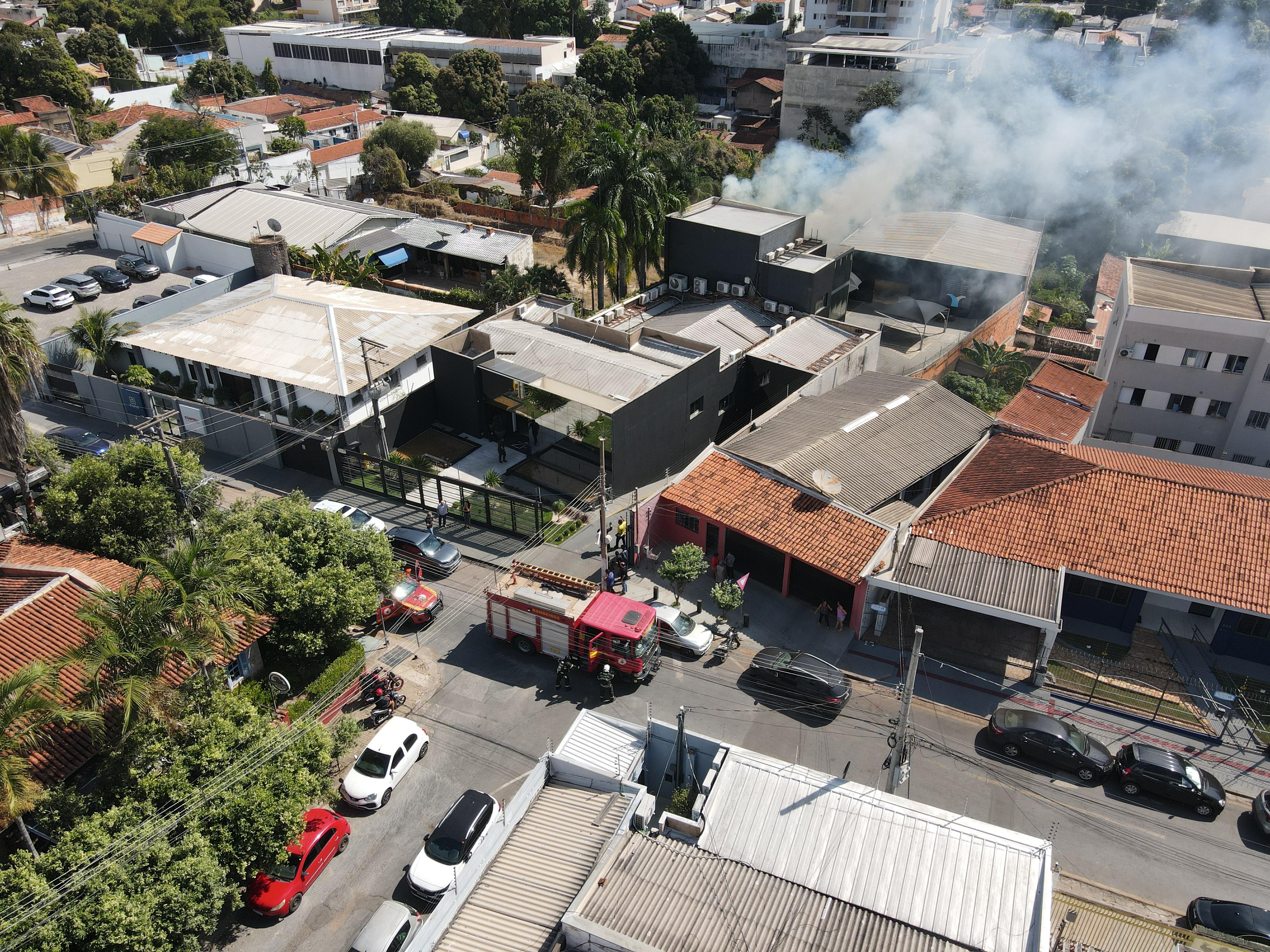 VÍDEO: prédio de agência de comunicação pega fogo em Cuiabá