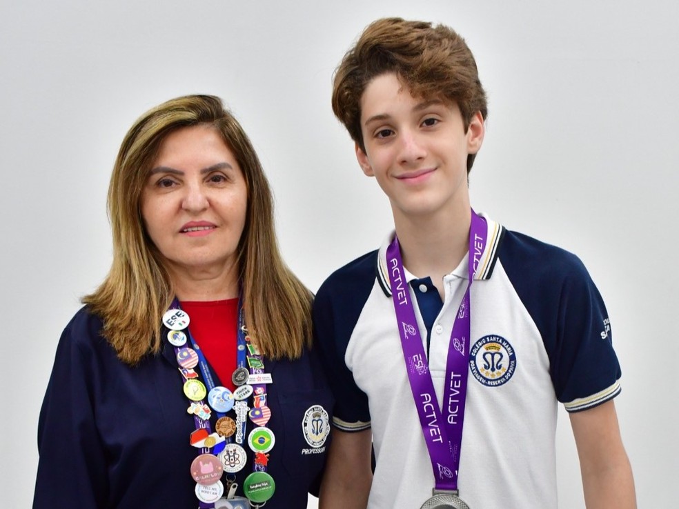 Lucas Figueiredo e a professora Isabel Luz Guaraná — Foto: Acervo pessoal/Reprodução