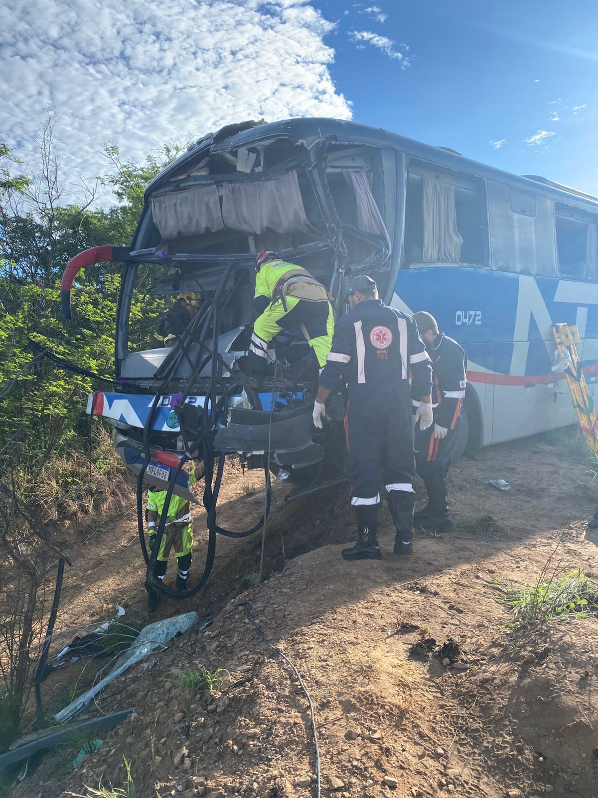 Acidente entre dois ônibus deixa três feridos na BR-251, na Serra de Francisco Sá