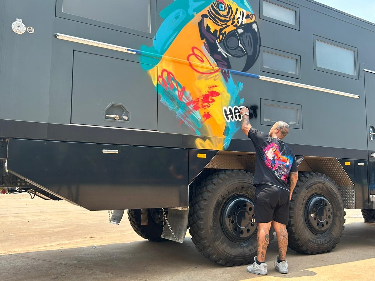 Grafite de arara pelo grafiteiro Guilherme Morais