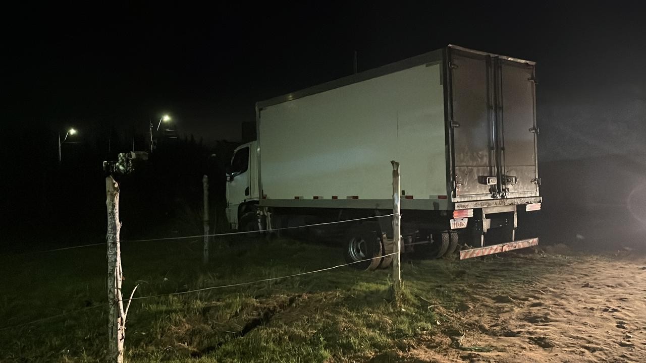 Polícia recupera caminhão furtado em Cabo Frio; veículo foi encontrado em Arraial do Cabo