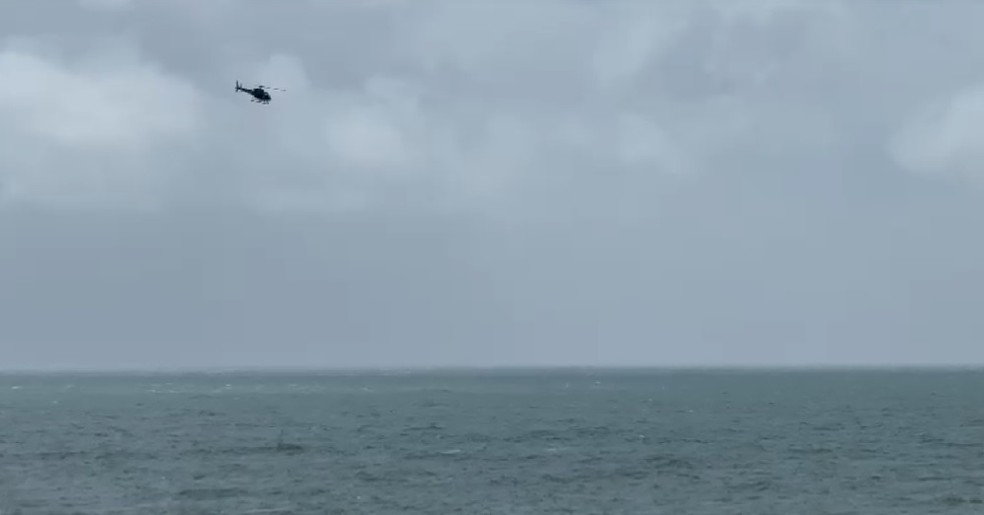 Helicóptero Potiguar 1 faz buscas por desaparecido na praia das Minas, em Pipa — Foto: Reprodução