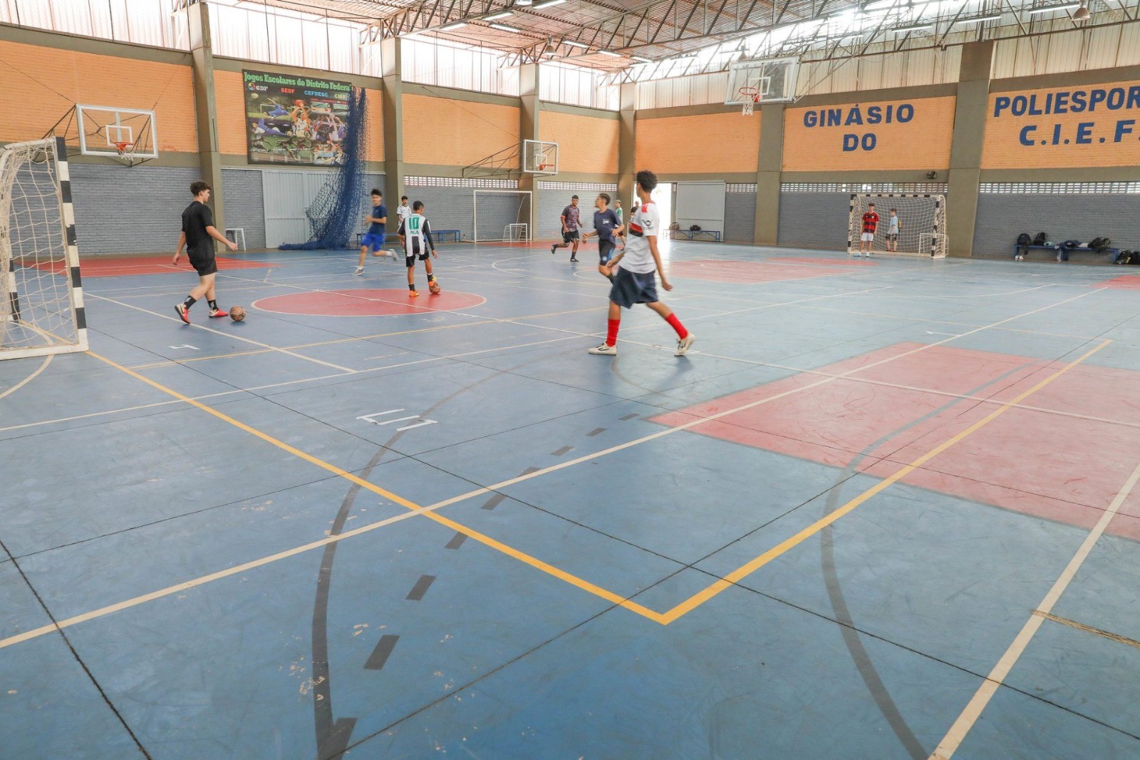 Centro Interescolar de Esportes oferece 593 vagas gratuitas para crianças e adolescentes do DF