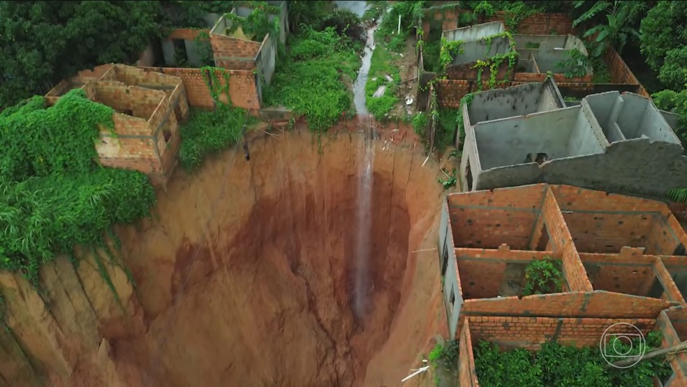 Buriticupu, cidade das crateras gigantes no Maranhão, vê problema das voçorocas aumentar — Foto: Jornal Nacional/ Reprodução