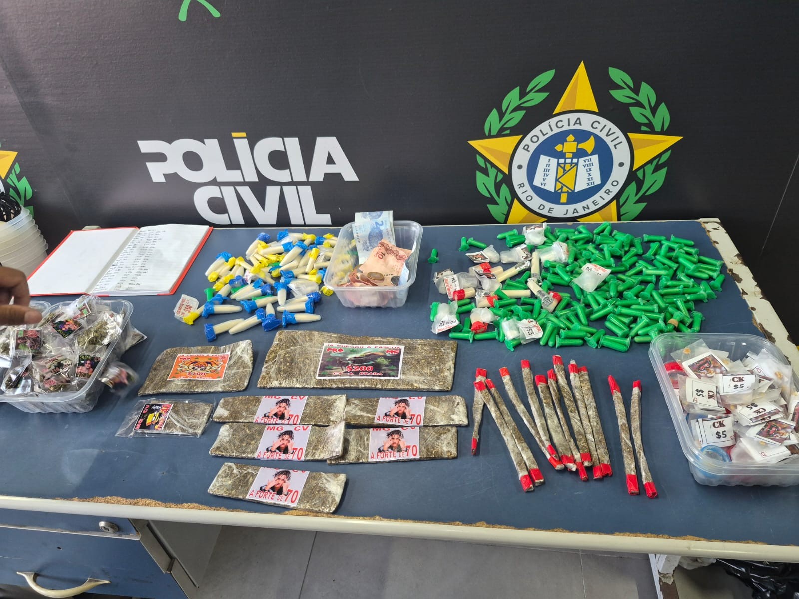 Dois jovens são presos e três adolescentes apreendidos por tráfico de drogas, em Angra dos Reis
