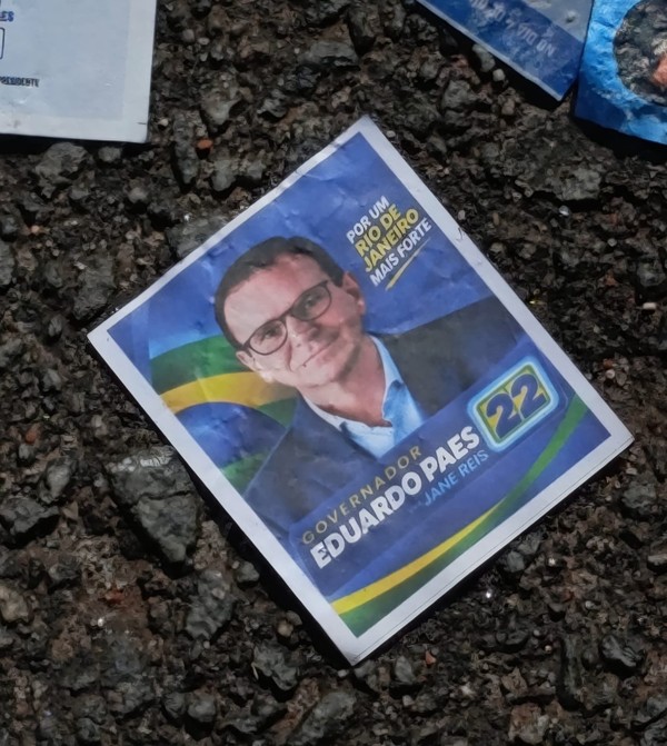 Santinho de Eduardo Paes com número de Douglas Ruas foi encontrado por agentes do TRE-RJ em Nova Iguaçu — Foto: Reprodução