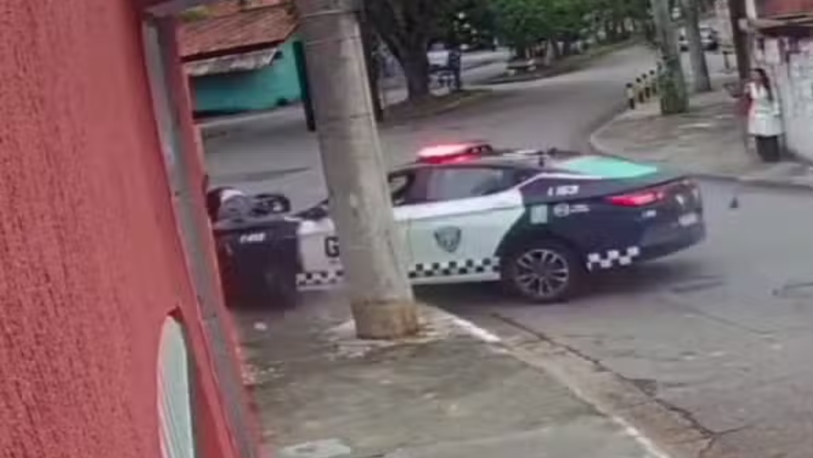 Adolescentes estavam em moto furtada que se envolveu em acidente com viatura da GCM em São José dos Campos