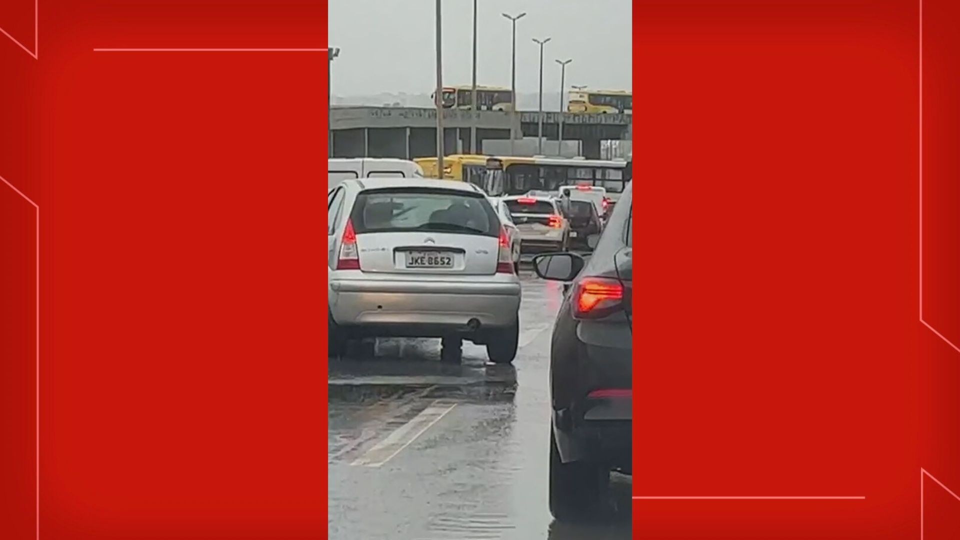 Flagrante: Ônibus derrapa após batida com carro e bloqueia o trânsito em três pistas da EPIA; veja VÍDEO