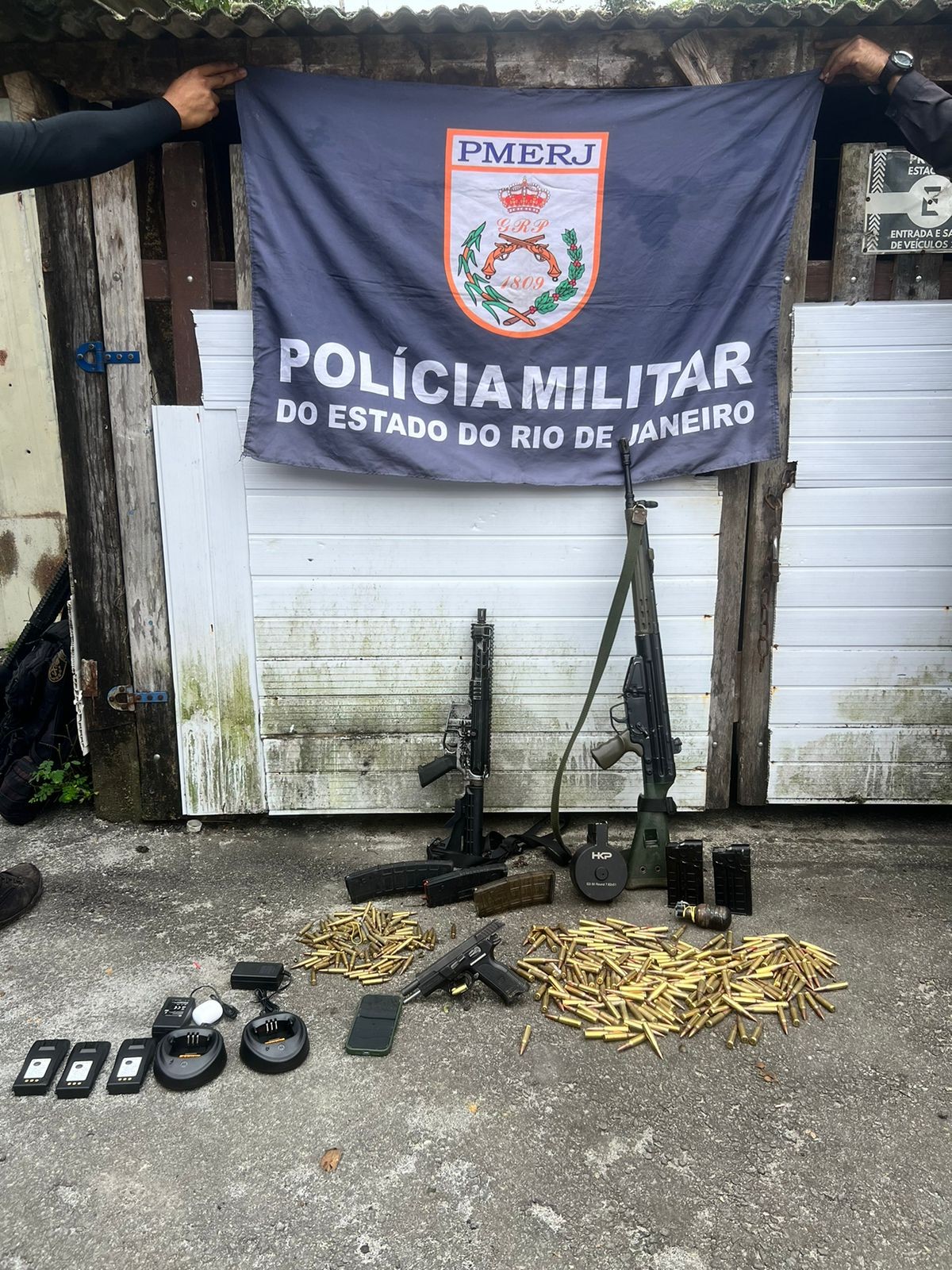 Troca de tiros termina com três mortos e fuzis apreendidos em Angra dos Reis