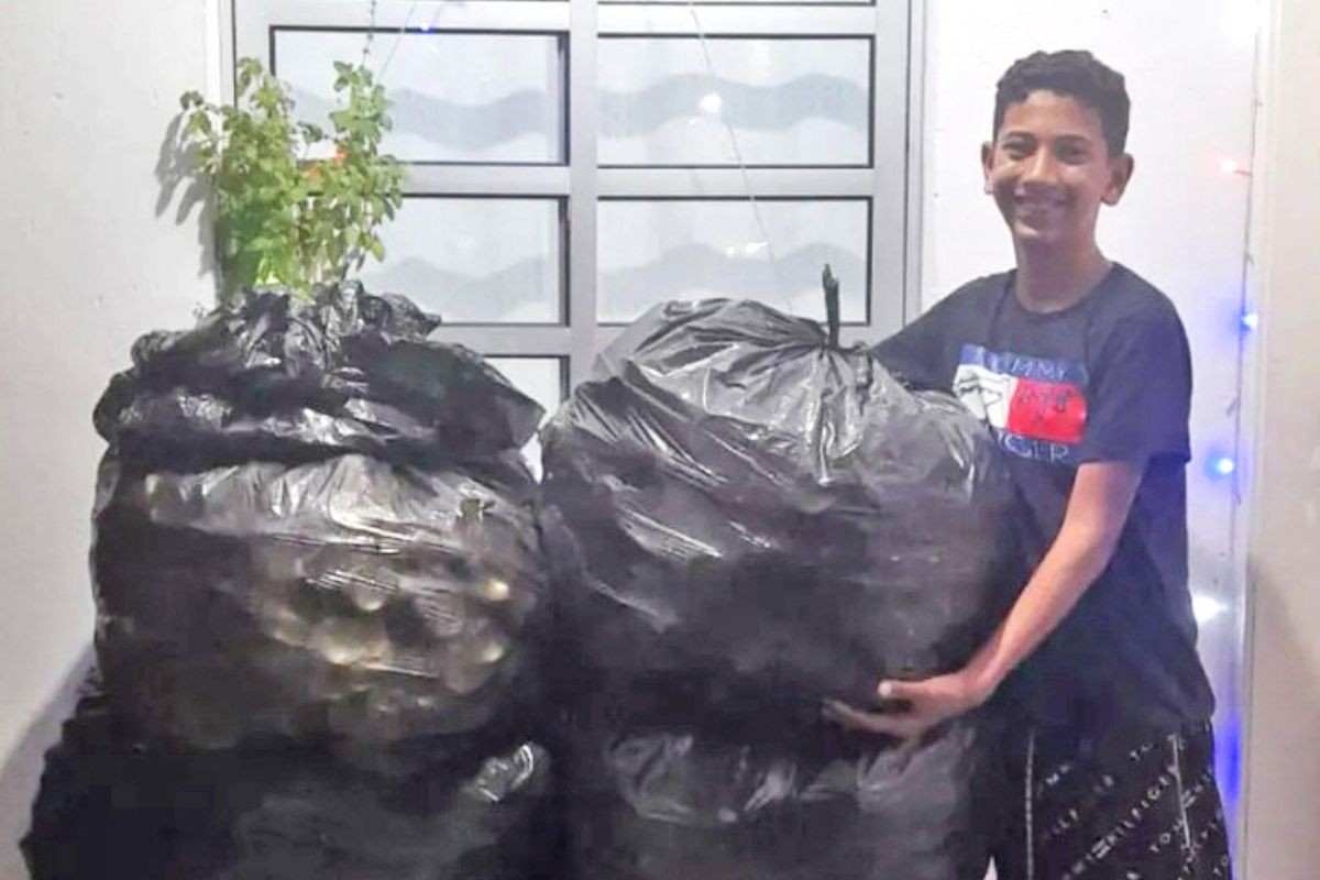 Menino de 12 anos junta oito sacos de latinhas para comprar bicicleta ...