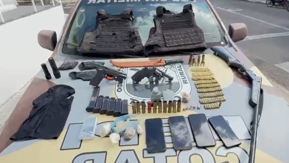 Polícia apreendeu armas, munição e drogas com suspeitos mortos em São João do Jaguaribe (CE) — Foto: Divulgação/PMCE