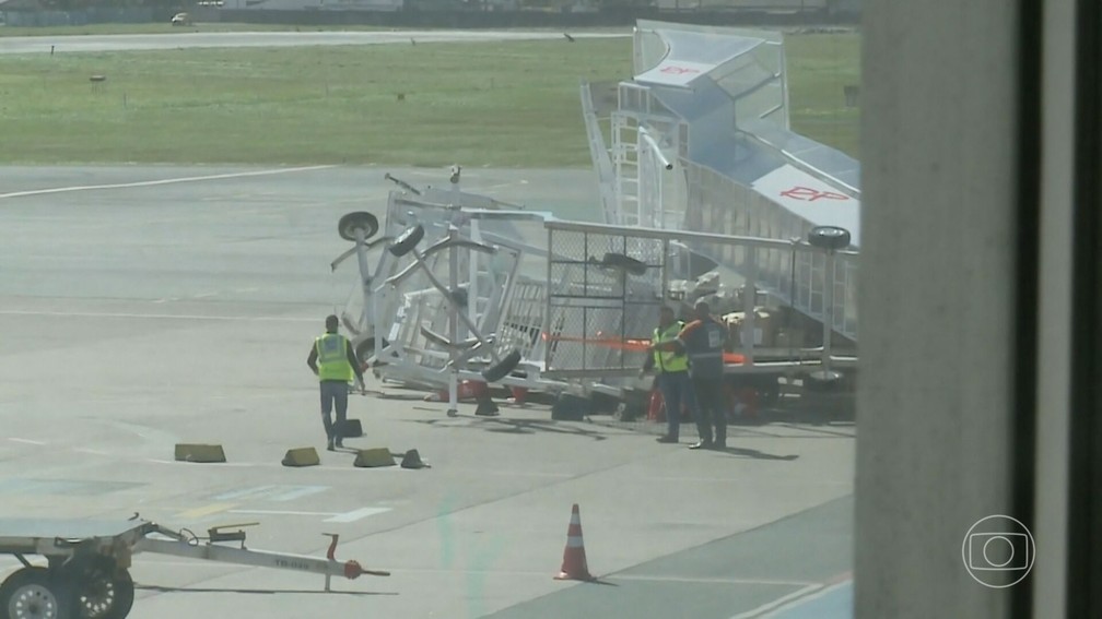 No Aeroporto de Navegantes, a escada de embarque e desembarque do avião virou com a força do vento — Foto: JN