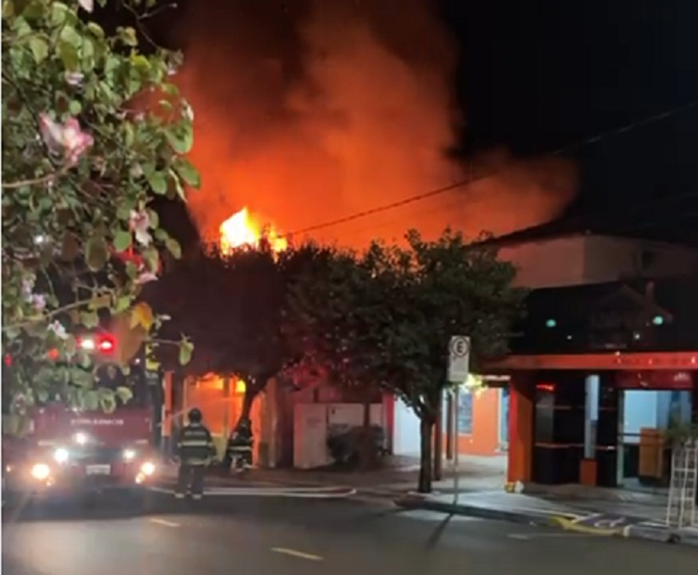 Incêndio atinge estabelecimento comercial, em Osvaldo Cruz (SP) — Foto: Maysa Cadamuro/Cedida