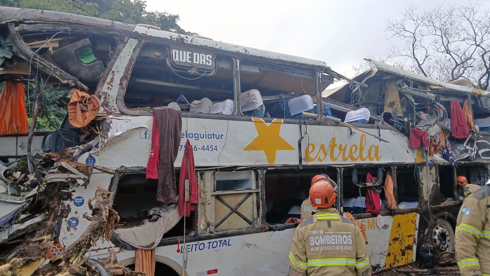 Ônibus saiu de Belo Horizonte e ia para Copacabana — Foto: Divulgação/CBMERJ