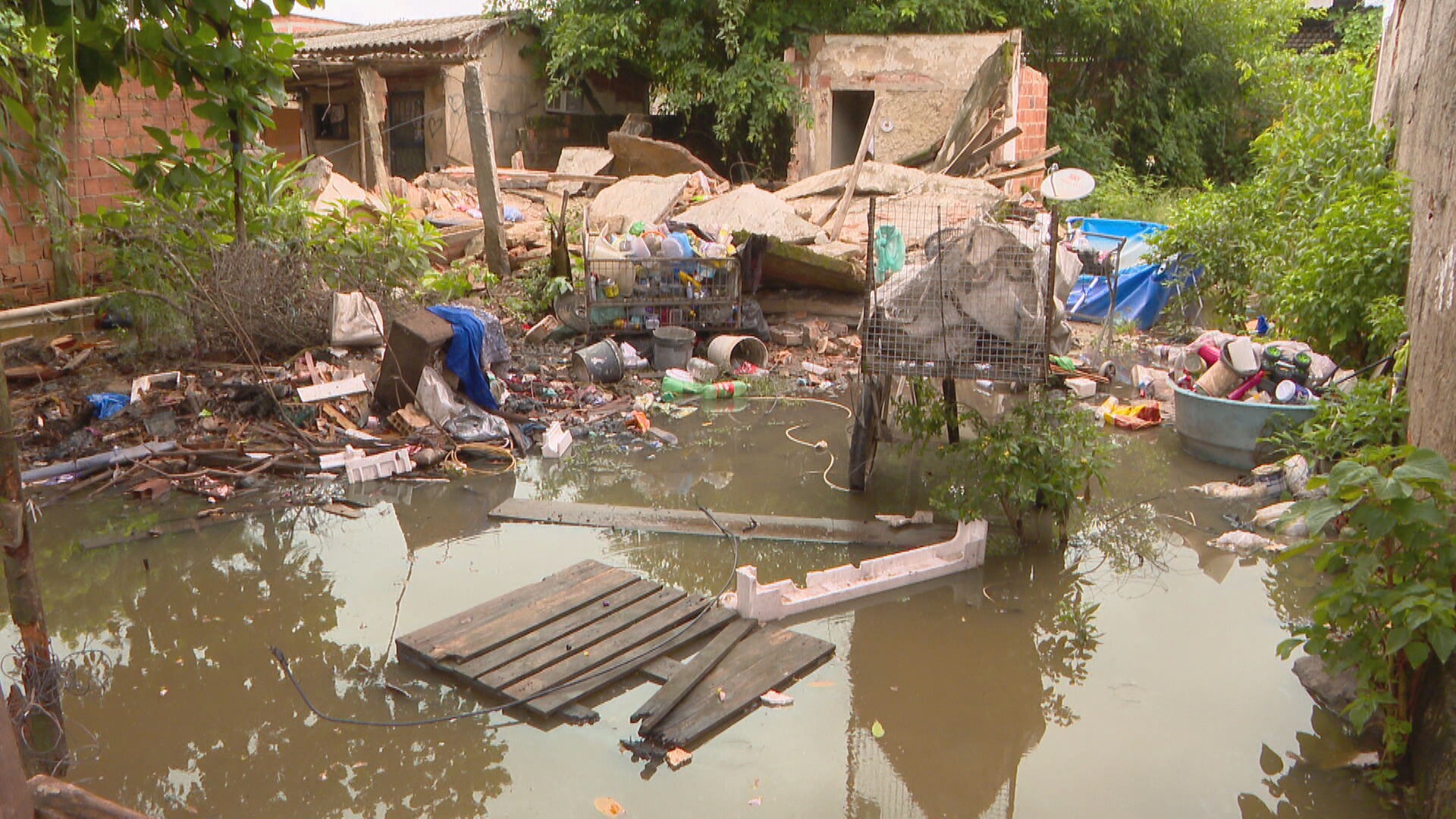 Mulher resgatada após desabamento em Caxias está em estado gravíssimo; filha e companheiro morreram
