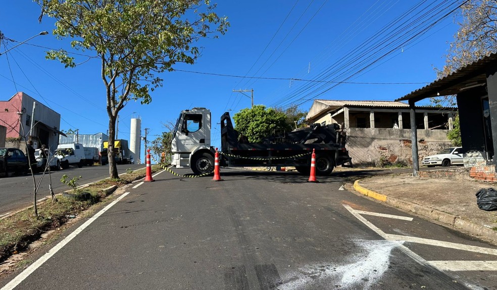 Segundo a Prefeitura de Presidente Prudente, a via segue interditada — Foto: Emerson Sanchez/TV TEM