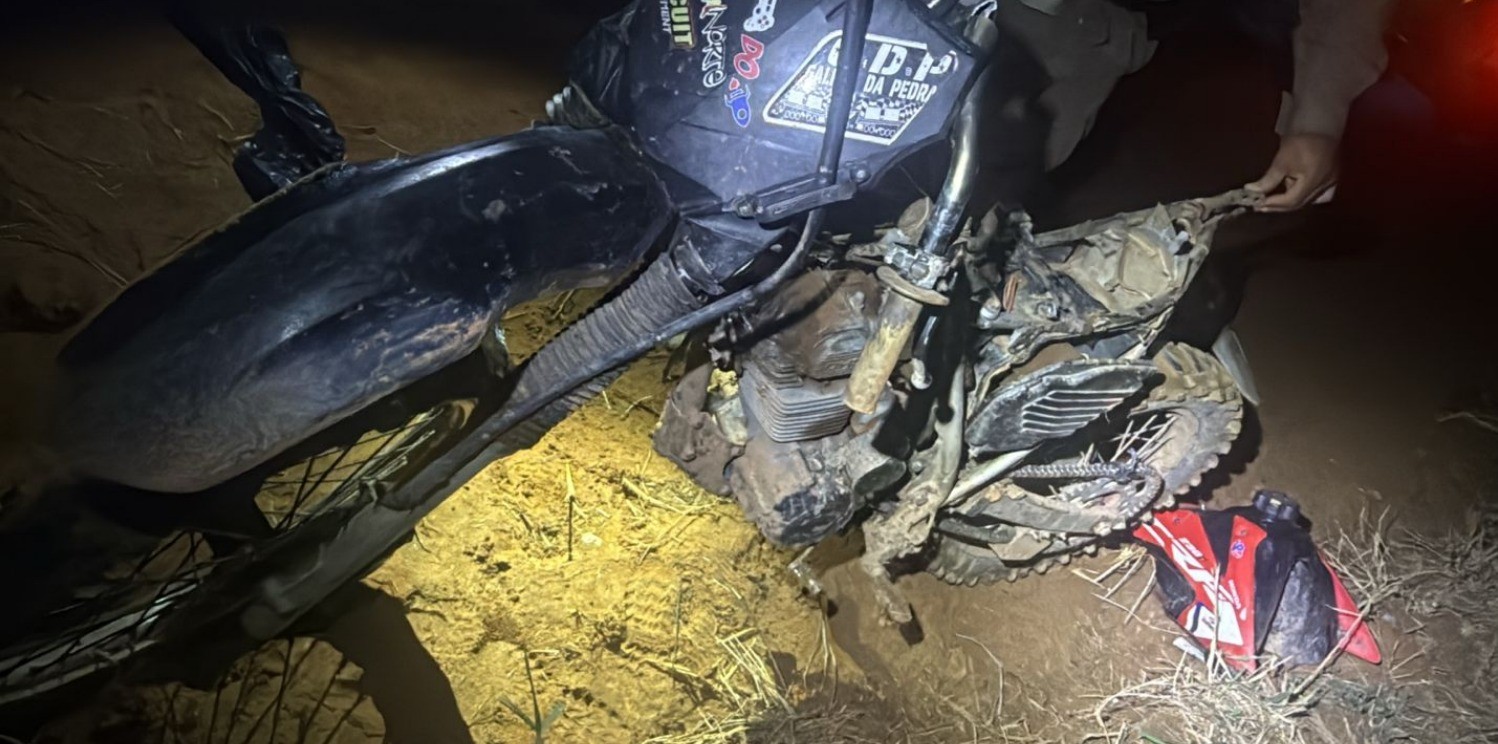 Acidente entre moto e caminhão carregado de leite deixa rapaz morto em Aimorés