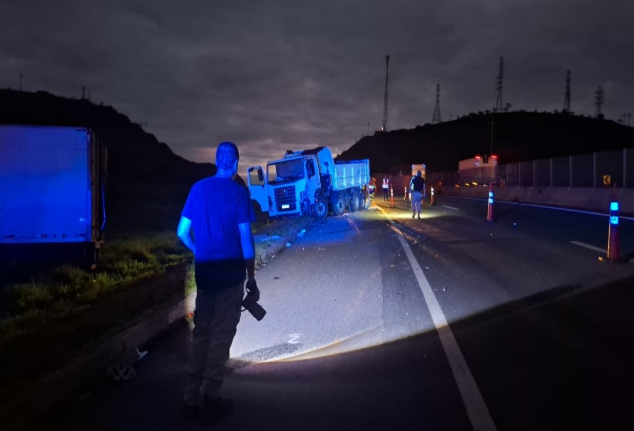 Acidente com caminhões deixa uma pessoa morta na Dutra, em Cruzeiro, SP