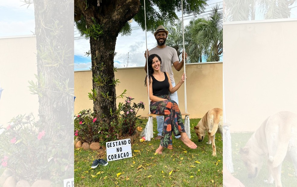 Personal trainer e o marido estão "grávidos do coração" como definem a espera pelo filho por meio da adoção — Foto: Arquivo pessoal 