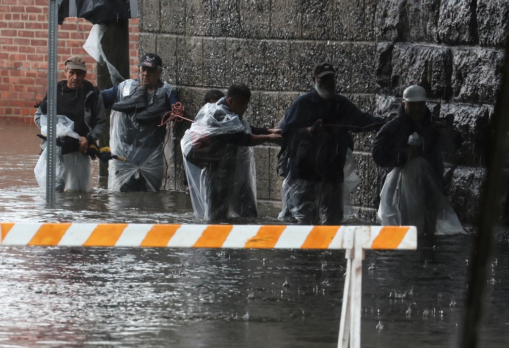 Cidadãos de Nova York caminham pela calçada durante alagamento em 29 de setembro de 2023 — Foto: Mike Segar/REUTERS