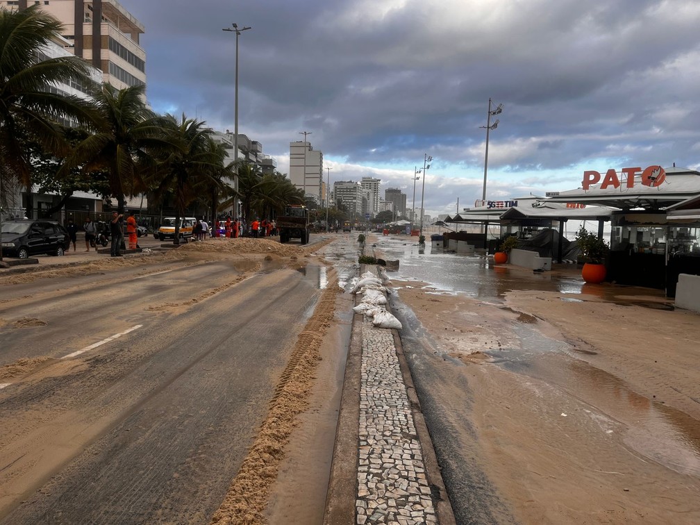 Ressaca atinge orla do Leblon