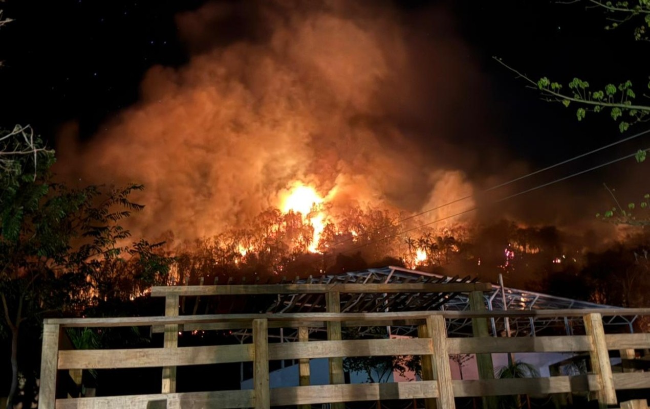 Incêndio de grandes proporções atinge vegetação de camping e mobiliza Defesa Civil em Timburi