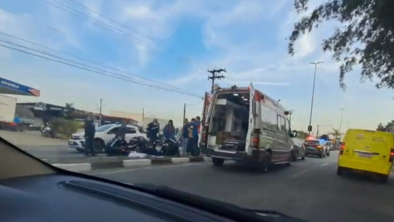 Capotamento interdita avenida em Mogi das Cruzes