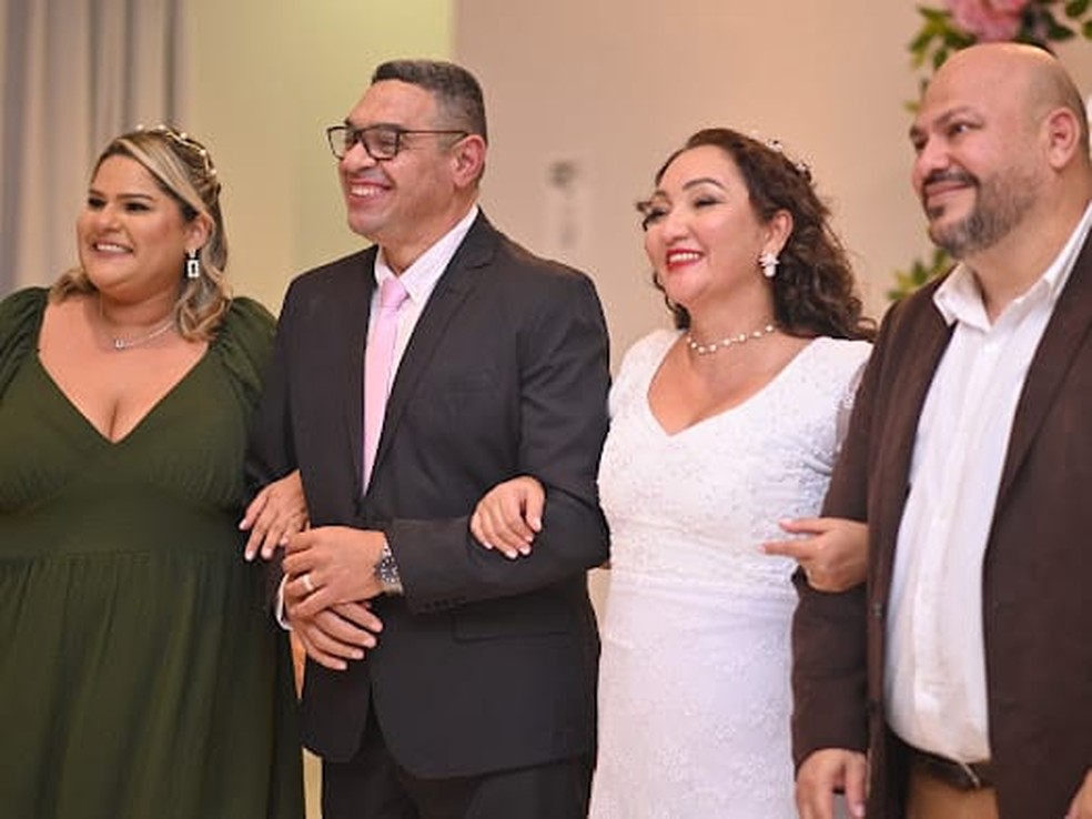 Badaró chamou a ex e o marido dela para serem padrinhos de seu casamento com Marilúcia da Silva Ribeiro — Foto: Gustavo Monteiro/Arquivo pessoal