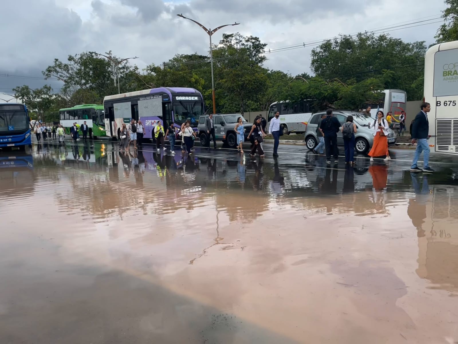 Chuva causa alagamentos em área externa da COP 30 em Belém e surpreende visitantes