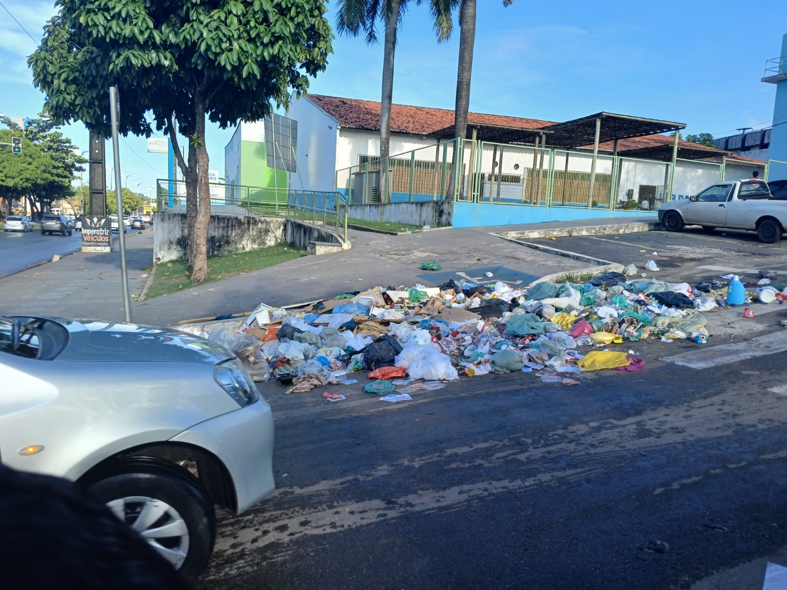 

Lixo é descartado irregularmente na Avenida dos Africanos, em São Luís    
