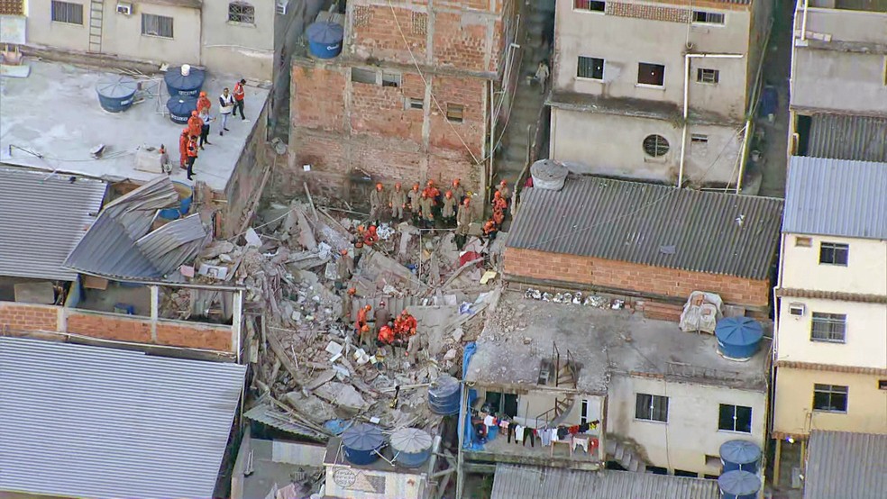 Casa desaba em Cascadura — Foto: Reprodução/TV Globo