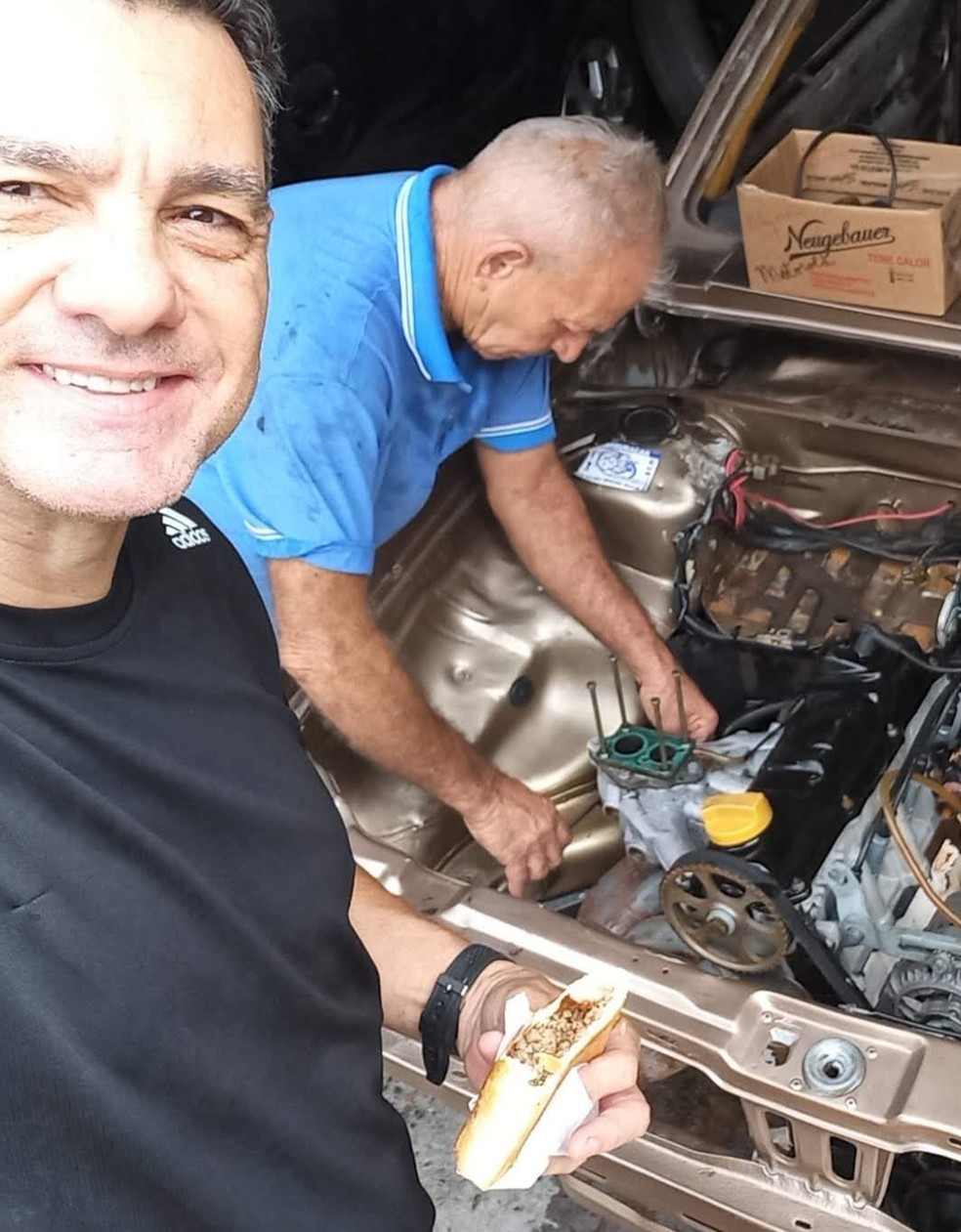 Richard Alberto Serrano, de Bauru, contou com a ajuda de amigos para restaurar Fusca — Foto: Arquivo Pessoal