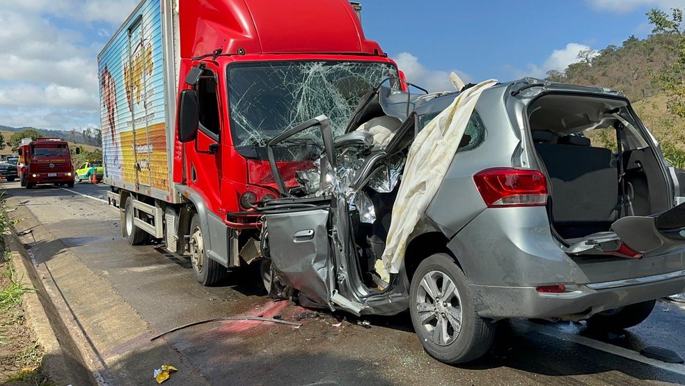 Sete pessoas estavam no carro que bateu de frente com o caminhão — Foto: Redes Sociais
