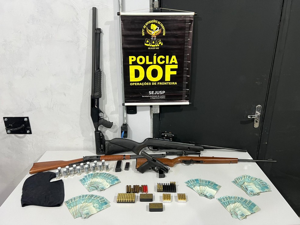 Objetos encontrados dentro do carro usado para cometer o crime. — Foto: Departamento de Operações de Fronteira