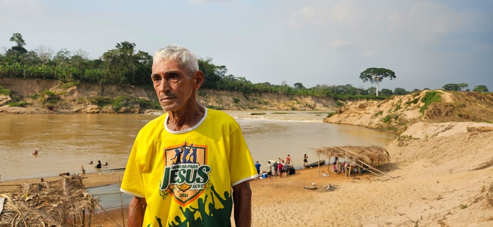 'Cachoeira' fica dentro das terras de Seu Abraão — Foto: Tácita Muniz/g1