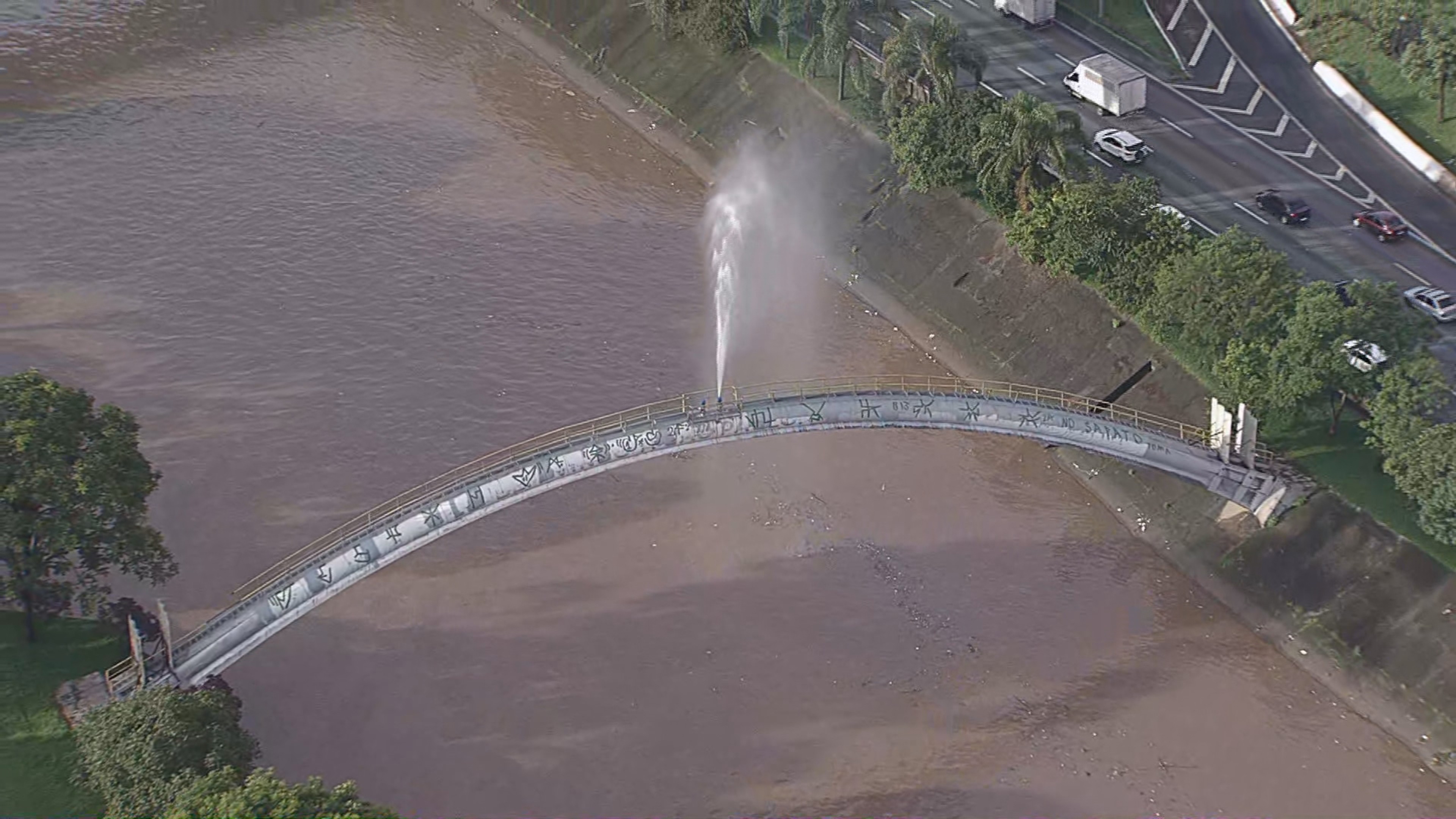 Vazamento em tubulação forma 'chafariz' sobre o Rio Tietê, em São Paulo