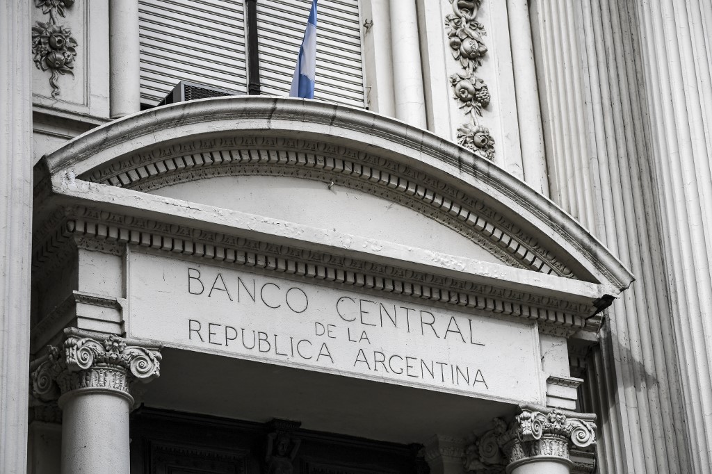 Argentina reduz taxa de juros para 70%, citando desaceleração ‘pronunciada’ da inflação