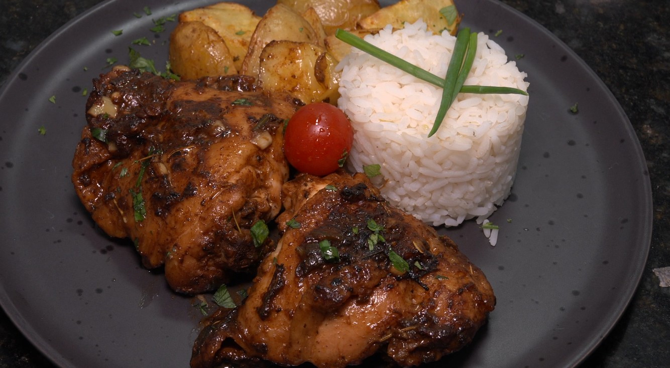 Desafio Ceia: chefe de cozinha ensina receita de Sobrecoxa Natalina com Batatas Assadas