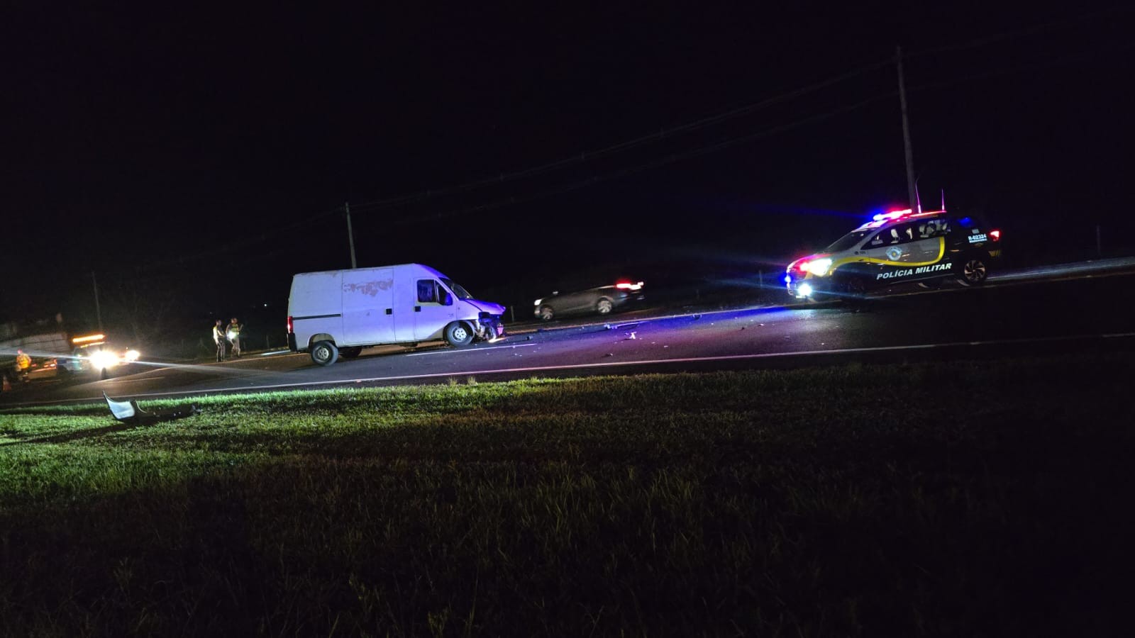 Suspeito de dirigir embriagado capota carro após batida com van na SP-294 em Pompeia; polícia encontra carga irregular de cigarros