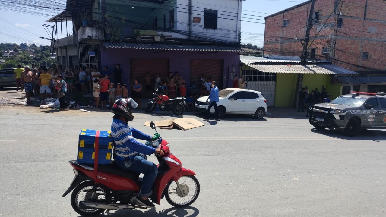 Motociclista morre após bater em carro e cair debaixo de caçamba em Manaus