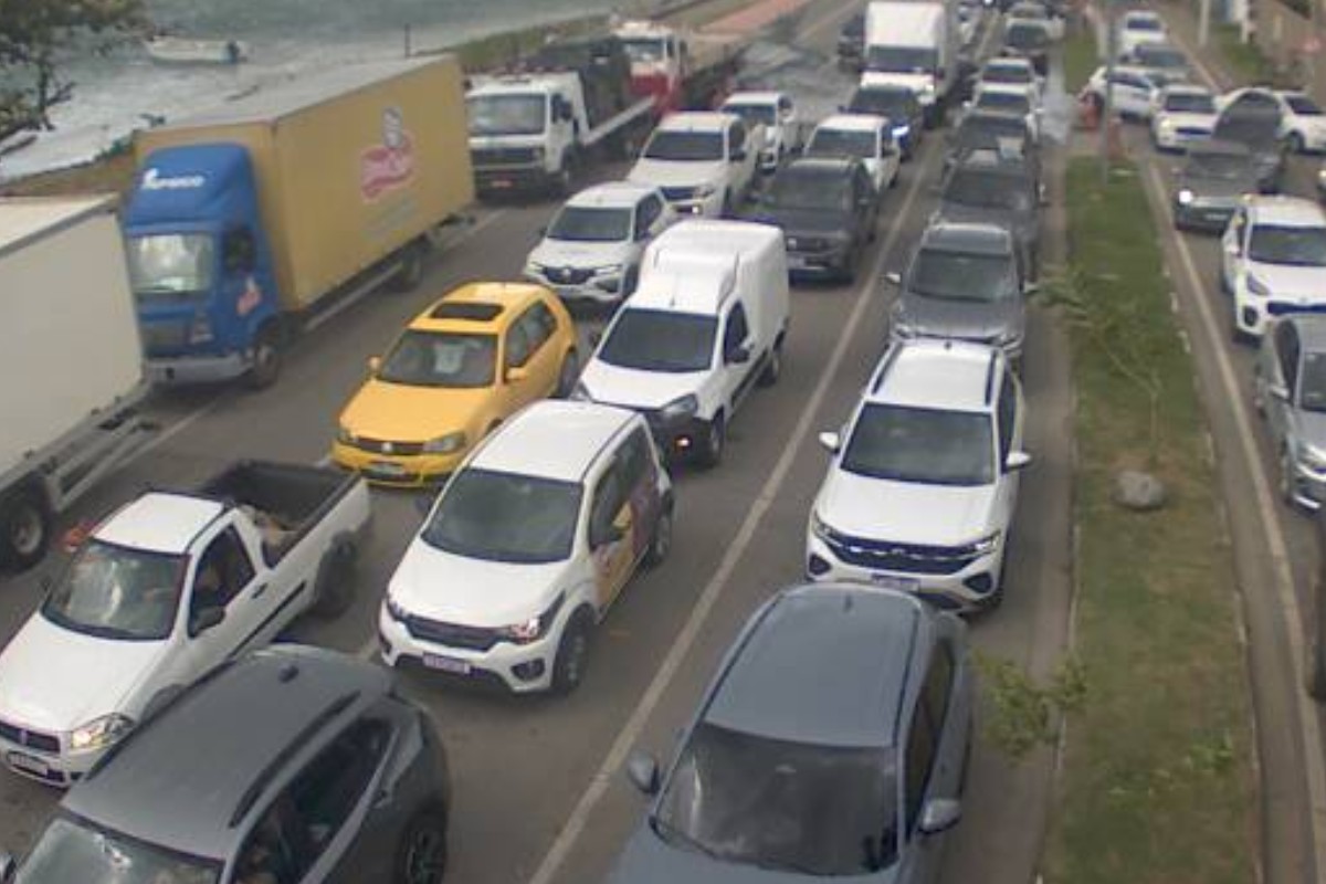 Ventos fortes paralisam travessia de balsa entre São Sebastião e Ilhabela, no Litoral Norte de SP