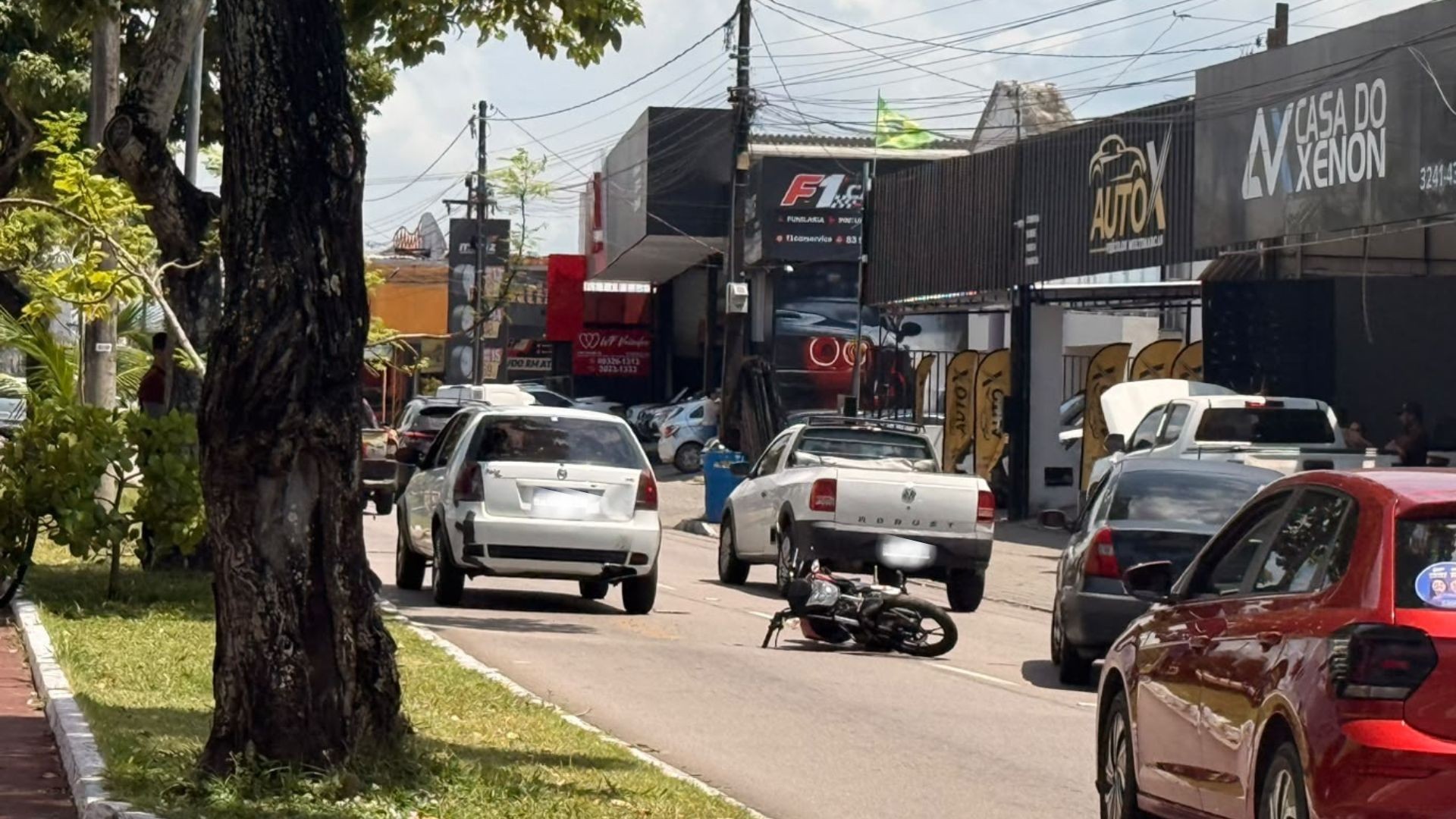 Mulher fica gravemente ferida após colisão entre moto e carro, em João Pessoa