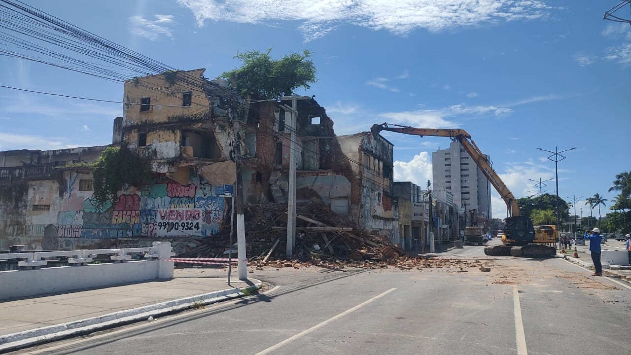 Após suspensão temporária, prefeitura começa demolição de prédio no Jaraguá, em Maceió
