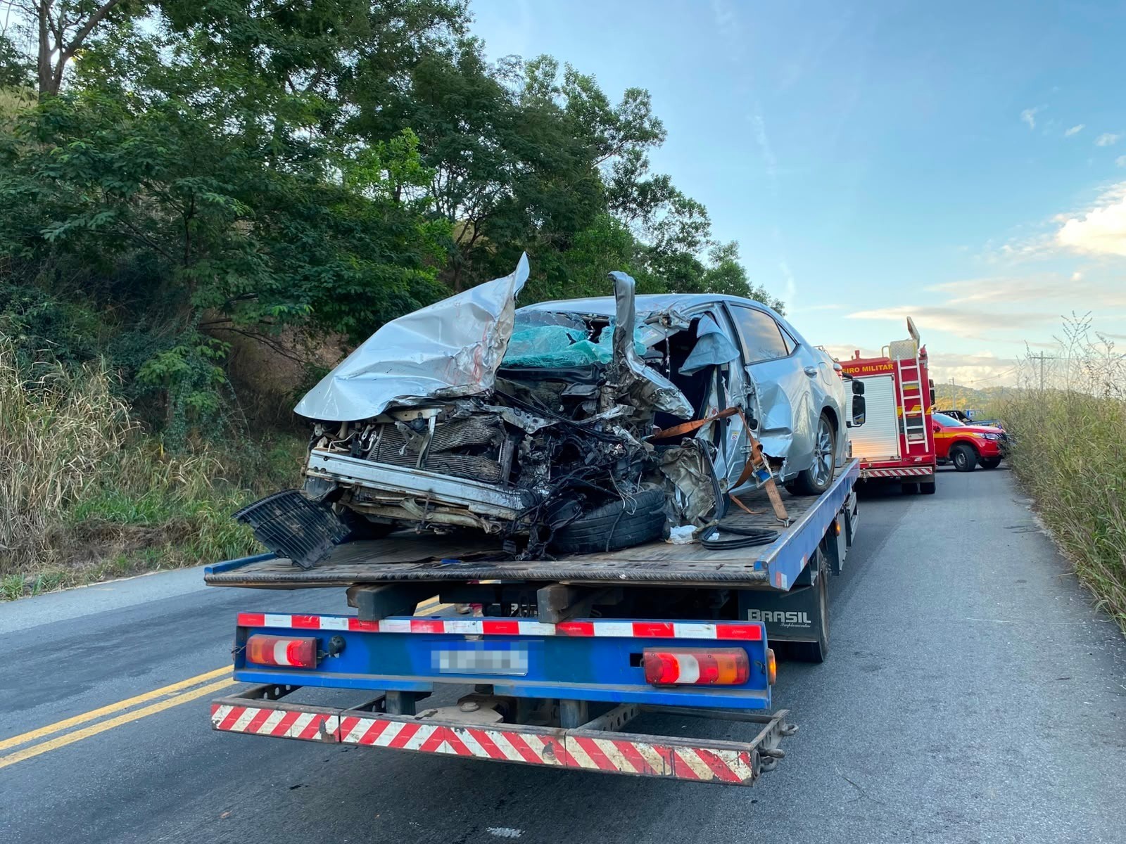 Colisão entre rodotrem e carro deixa duas pessoas feridas na BR-116, em Teófilo Otoni
