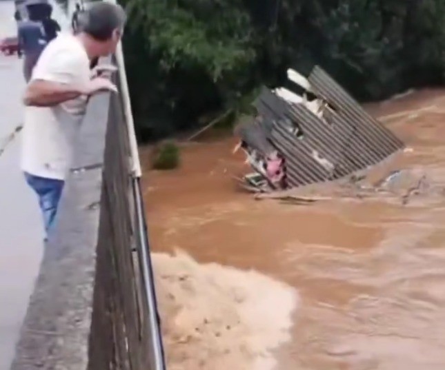 Casa é arrastada por rio em meio às fortes chuvas no Sul de SC; VÍDEO