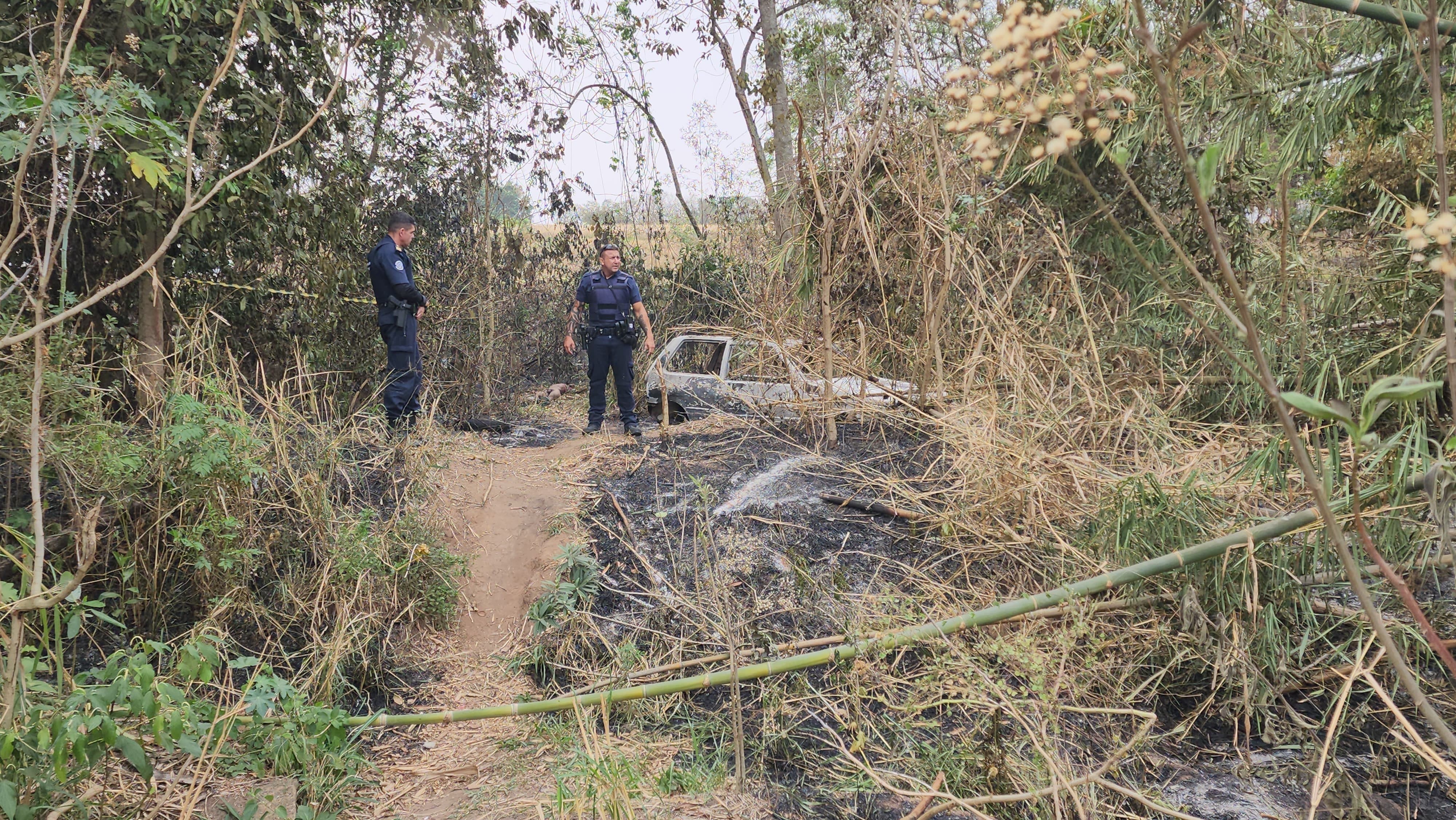 Homem é encontrado morto com sinais de violência ao lado de carro furtado e carbonizado em Limeira