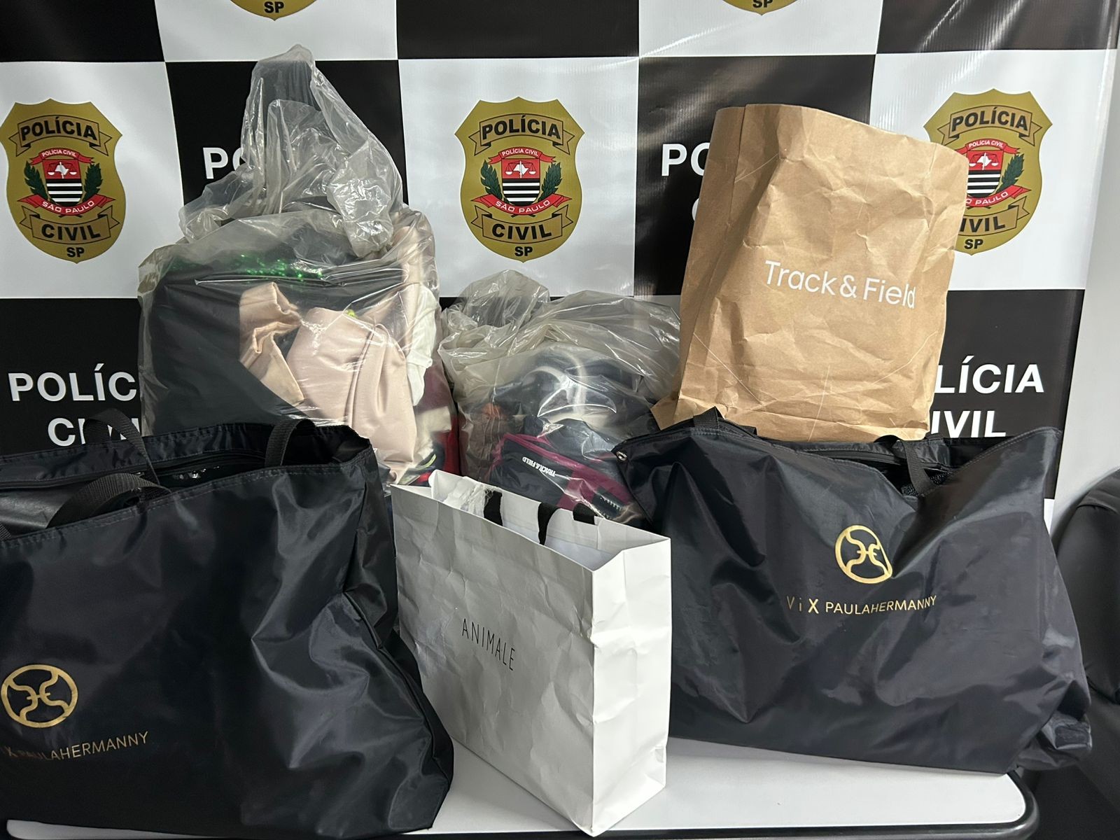 Operação contra advogada suspeita de aplicar golpes em lojas de Campinas recupera roupas e bijuterias 