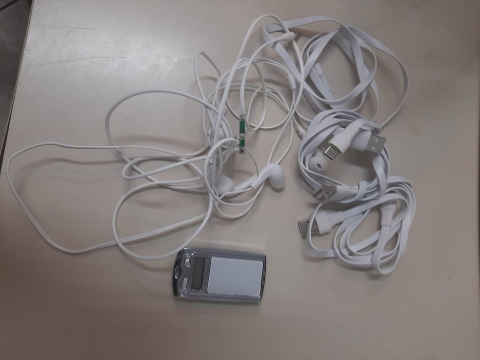 Advogada foi presa em flagrante ao tentar entrar com drogas, celular, fone de ouvido em presídio em Bangu — Foto: Reprodução