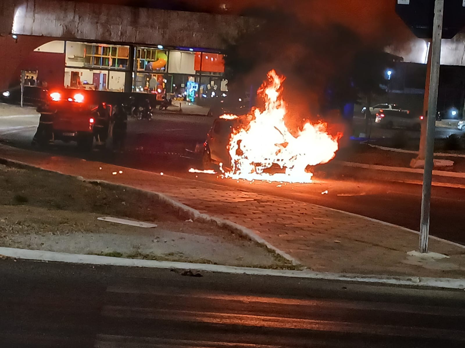 VÍDEO: Carro pega fogo no Viaduto dos Barranqueiros em Petrolina 