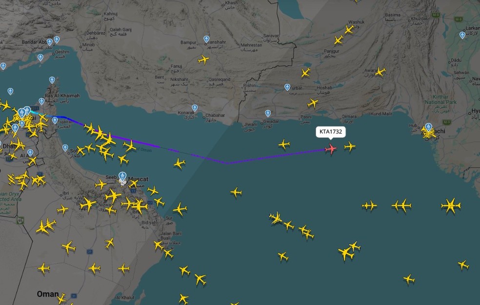 Imagem mostra rota do voo KTA1732, que desapareceu no mar antes de chagar ao destino final, Karachi — Foto: FlightRadar24/Reprodução
